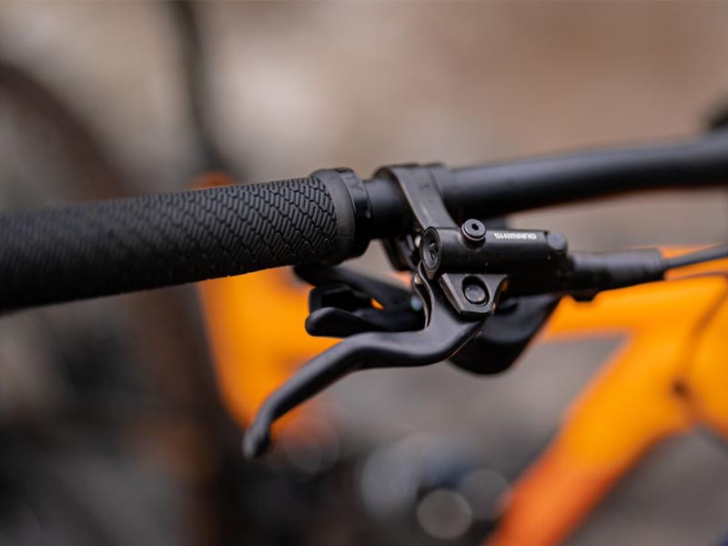 3 Tips on How to Change Handlebar Grips on a Mountain Bike