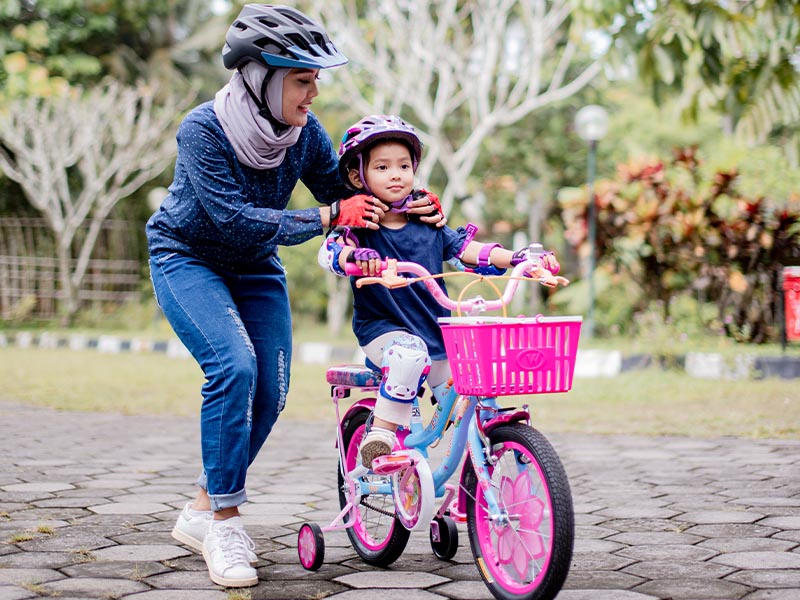 Siap-Sigap Ajarkan Si Kecil Bersepeda