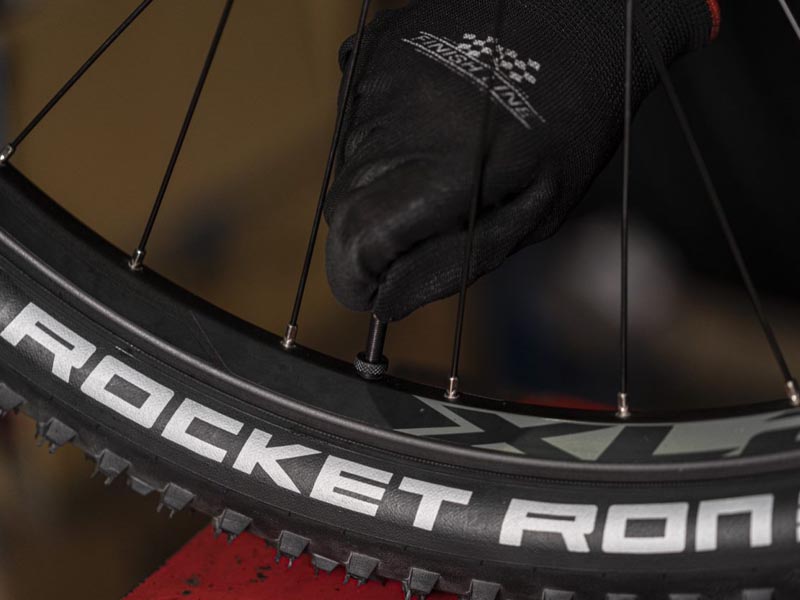 8 Steps on How to Change a Tubeless Mountain Bike Tire Rodalink