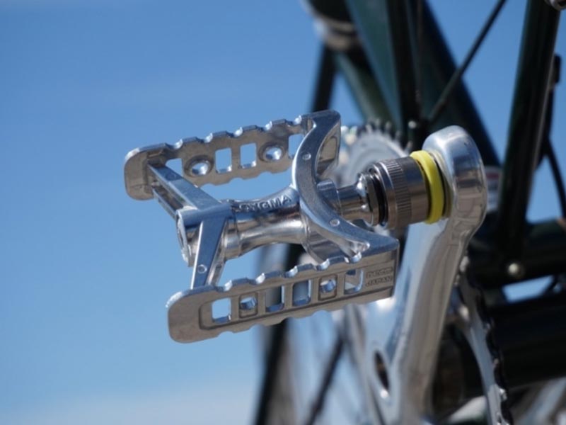can you use mountain bike pedals on a road bike