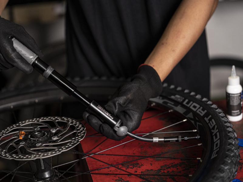 8 Steps on How to Change a Tubeless Mountain Bike Tire Rodalink