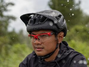 Menggunakan cycling cap dan goggles
