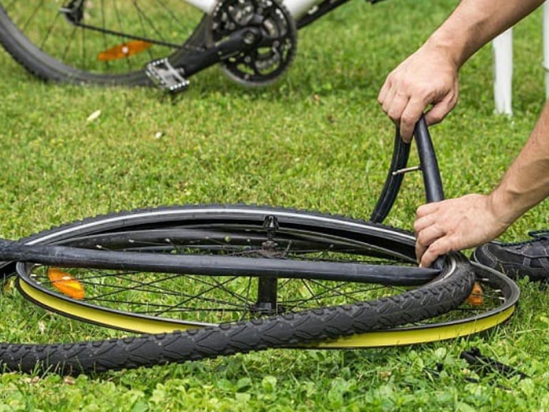 3 Tips on How to Change a Road Bike Tire, Easy Guide