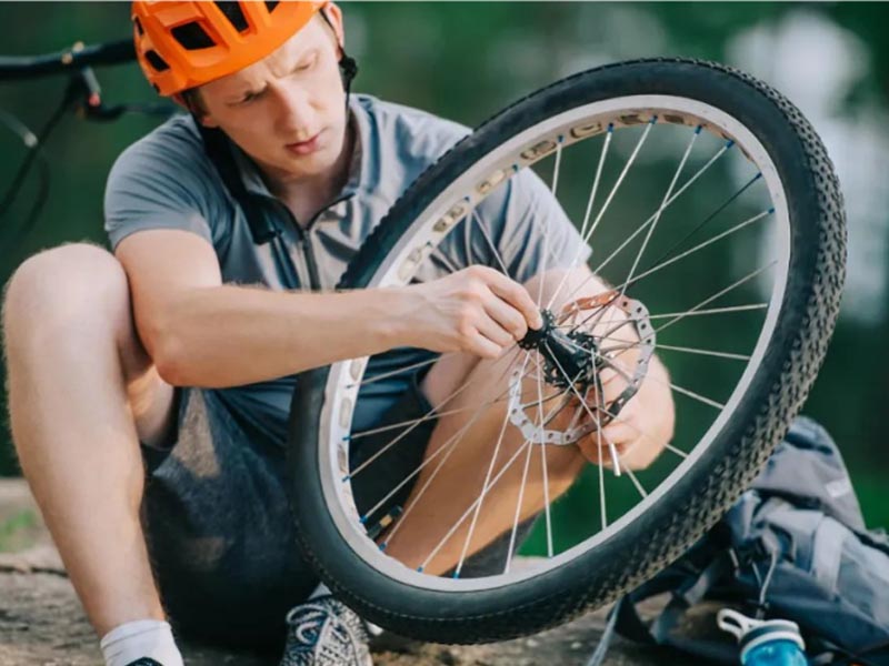 How to Change a Bike Tire without Tire Levers Like a Pro