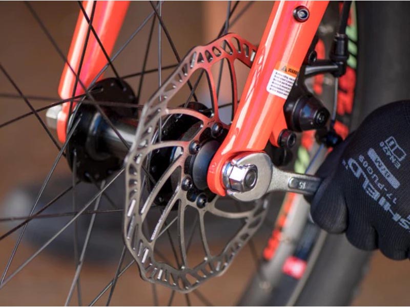 Easy Guide on How to Change a Bike Tire Without Tools Rodalink