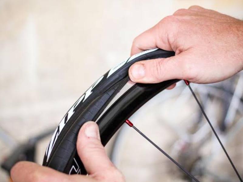 How To Change A Bike Tire Without Tire Levers Like A Pro Rodalink