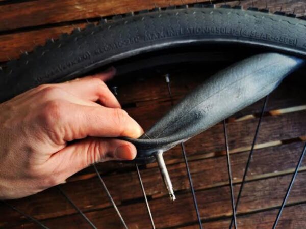 changing a bike tire inner tube