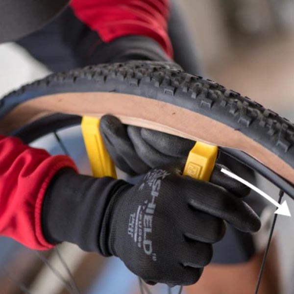 Easy Guide on How to Change a Bike Tire Without Tools Rodalink