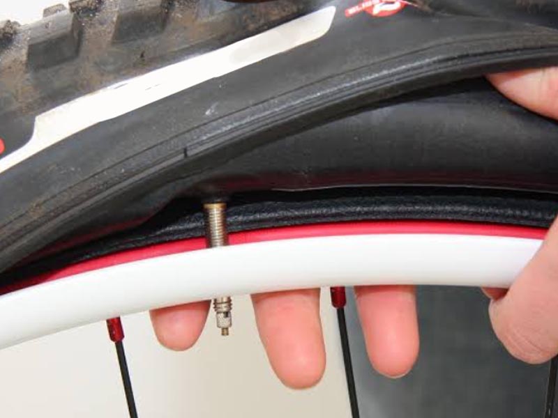 How to Change a Bike Tire without Tire Levers Like a Pro Rodalink