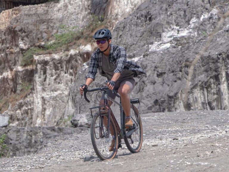 what's the difference between a gravel bike and a hybrid bike