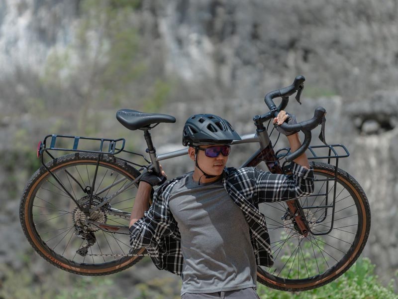 what's the difference between a gravel bike and a hybrid bike
