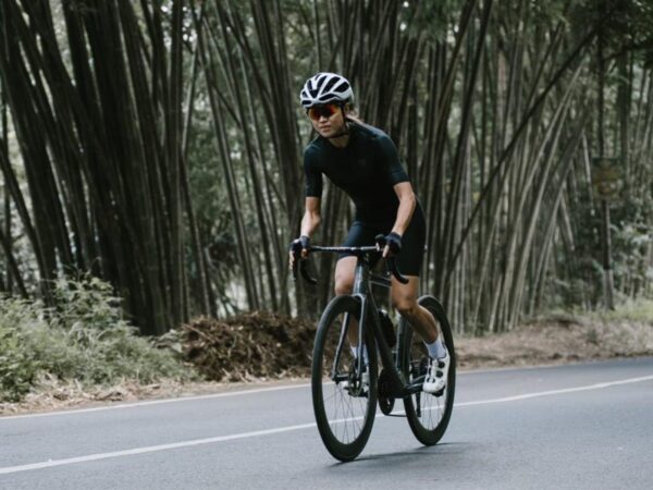 what is the difference between a hybrid bike and a road bike