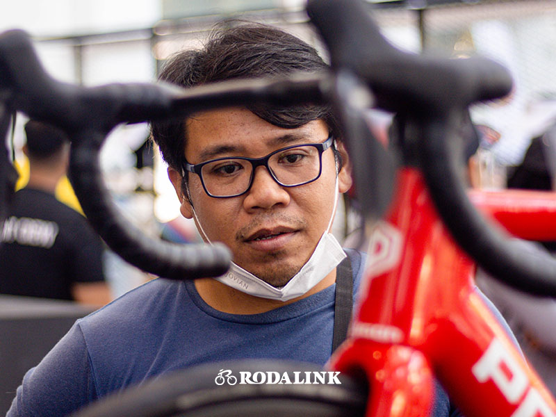 A participant checks out the Polygon road bike at the Rodalink booth