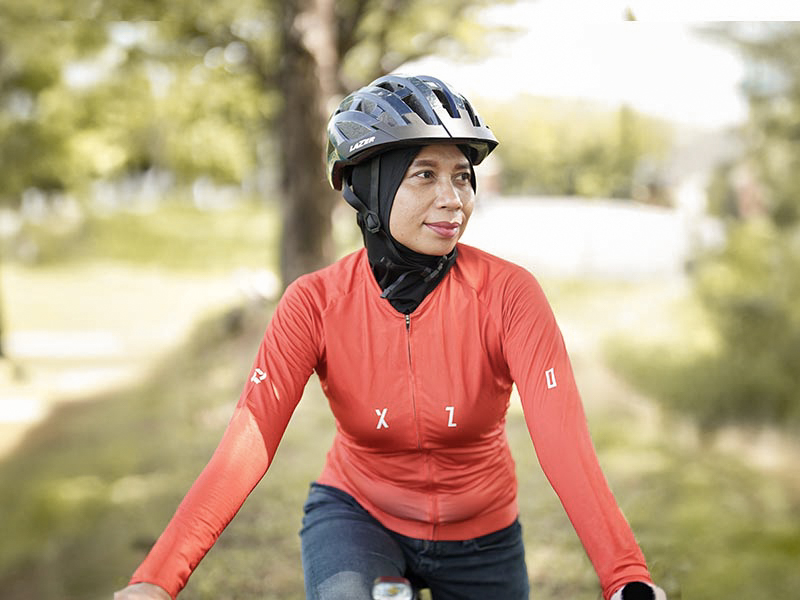 Hijabers menikmati alam dengan bersepeda