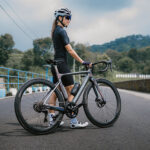 Seorang cyclist pemula bersiap untuk petualangan bersama road bike