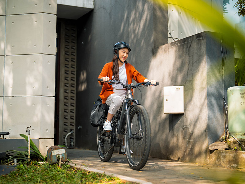 A cyclist use Polygon E-bike for commuting