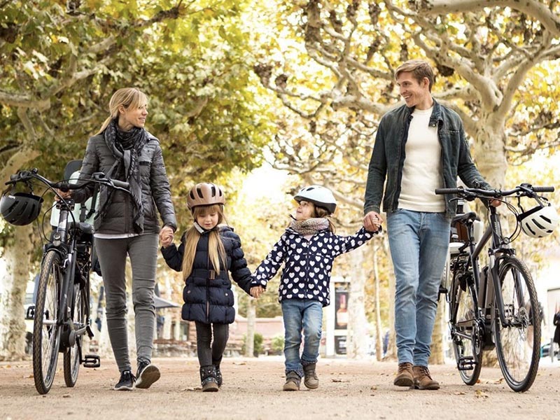 Parents take their children on a joyful bike adventure