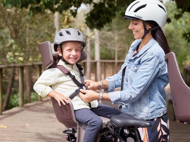 A mom put her child in a child bike seat