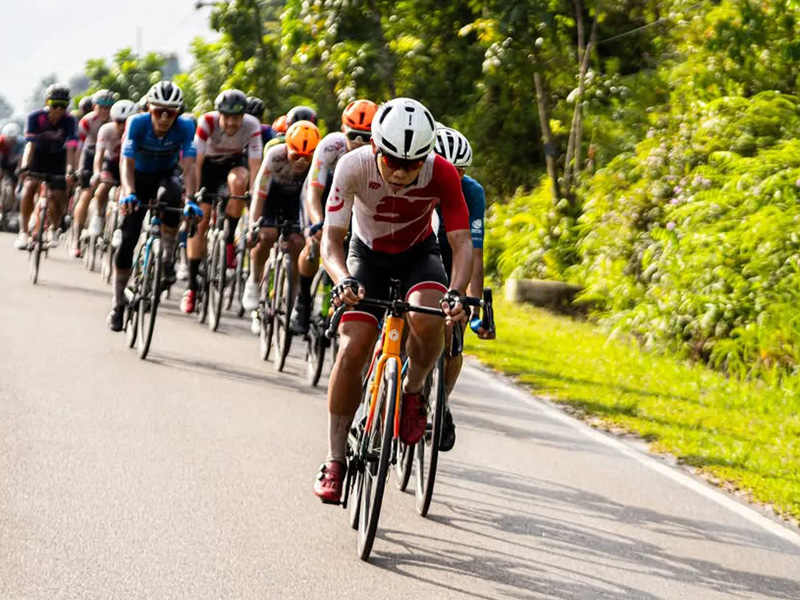 Arfan Faisal leading the road race with the Polygon Helios Podium