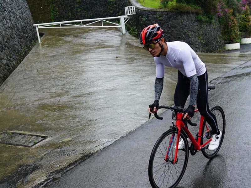 A rider learn how to use a road bike