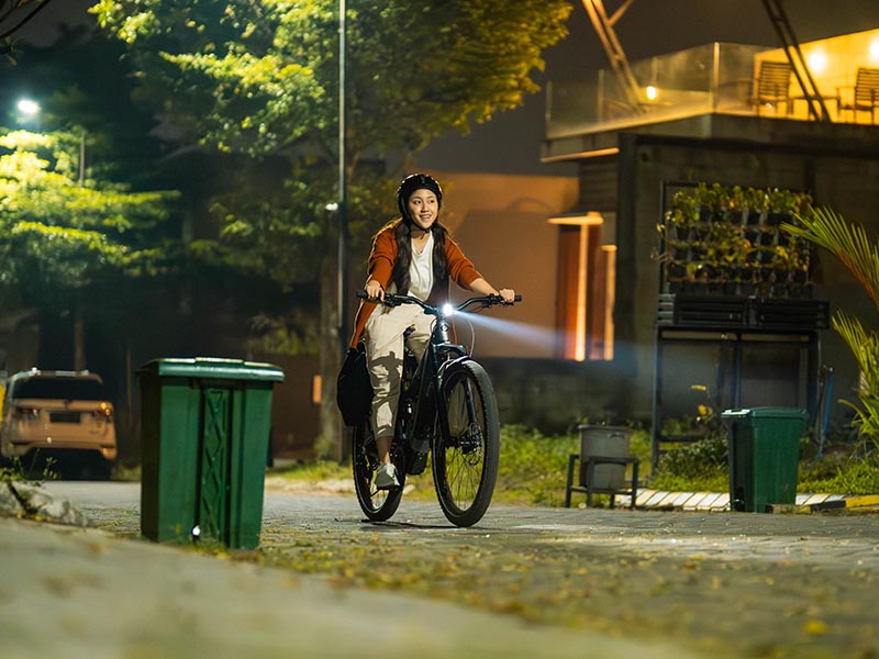 Seorang cyclist bersepeda setelah sahur di Bulan Ramadhan