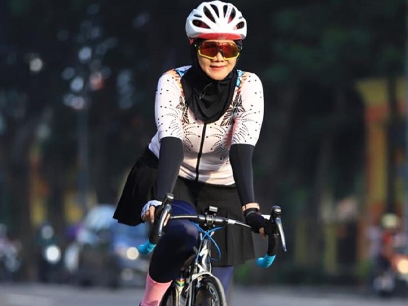 A cyclist enjoying her cycling adventure during Ramadhan