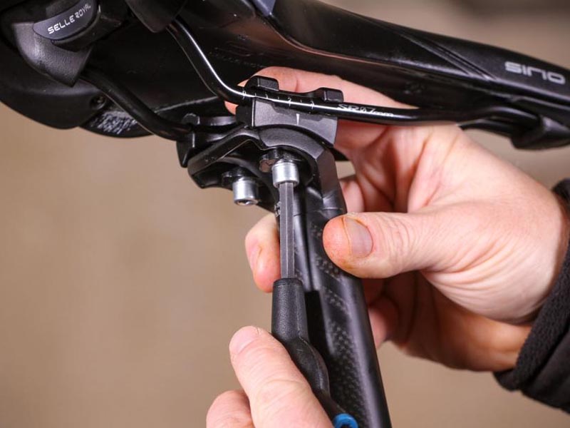  Installing a bike saddle