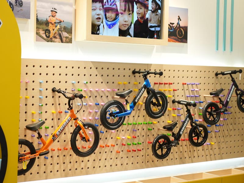 Memilih balance bike di toko sepeda