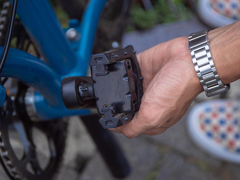Fold the folding bike’s pedals