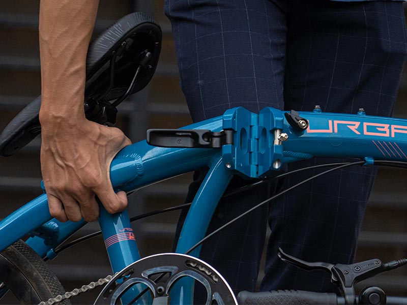 Unfold the folding bike’s frame
