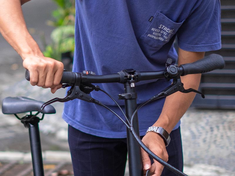 Raising the folding bike’s handlebars