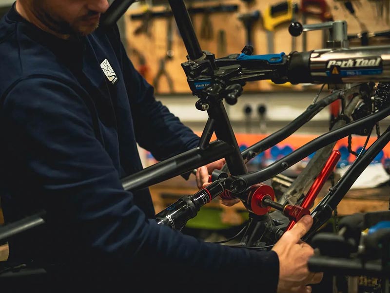 Menyiapkan sepeda downhill sebelum berkendara