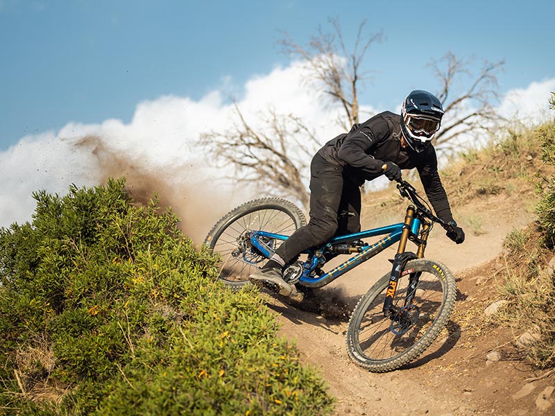 Teknik dasar menuruni bukit dengan sepeda downhill