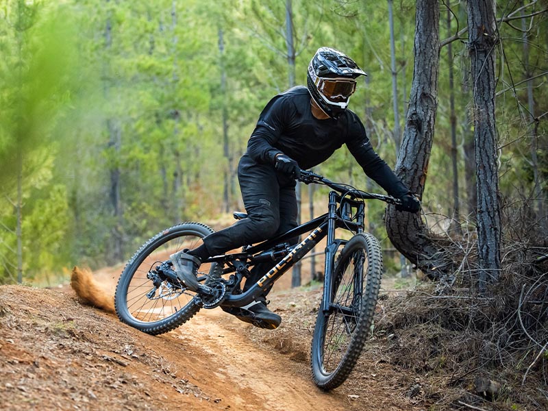 Menuruni jalur ekstrem dengan sepeda downhill