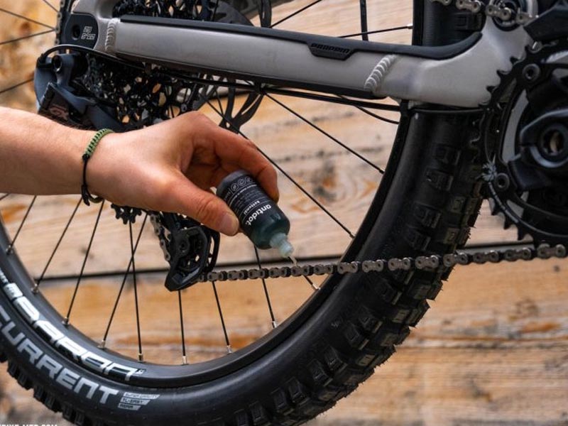 Lubricating an electric bike’s chain