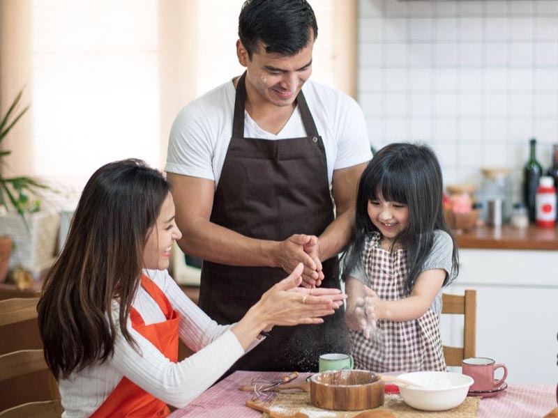 Memasak bersama anak di rumah