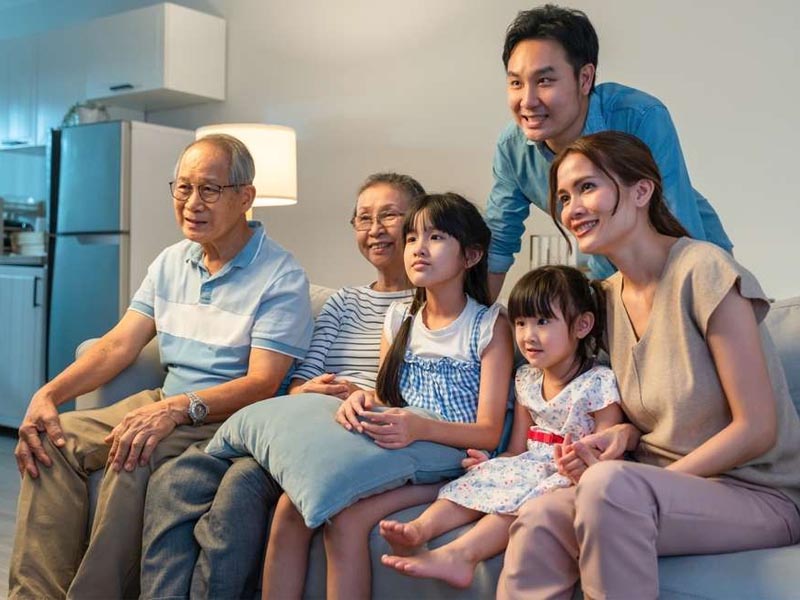 Menonton film keluarga bersama anak