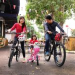 Bersepeda bersama keluarga