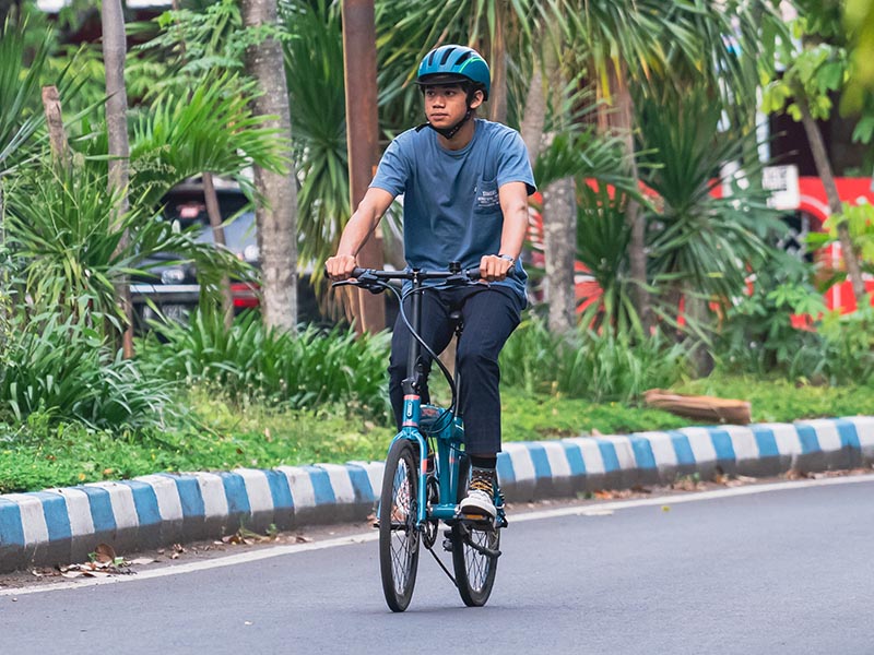 Sitting comfortably on the folding bike