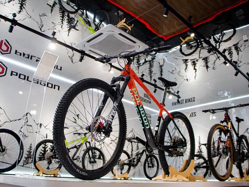 Choosing the right mountain bike in a bike shop