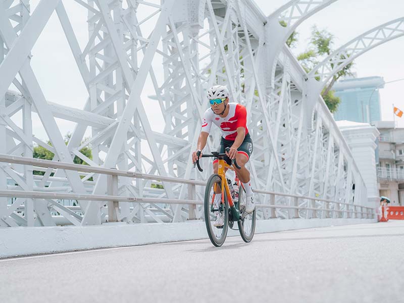 Dalvin Koh cruising with the Helios A8X Road bike