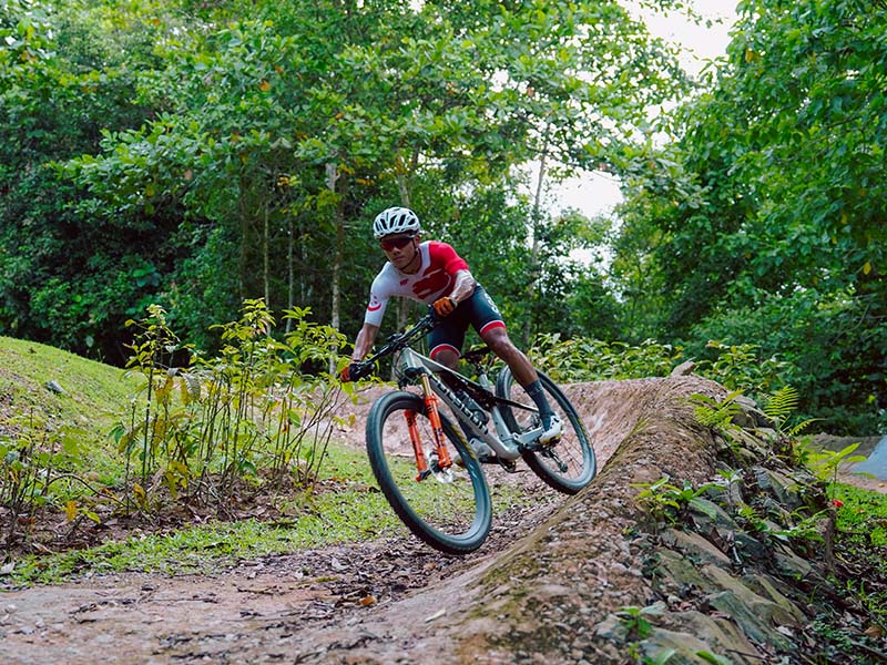 Riyadh Hakim perform on Trail with his Polygon MTB