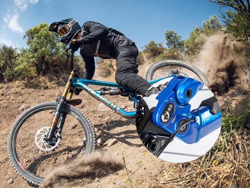 Bersepeda dengan sepeda gunung yang memiliki flip-chip